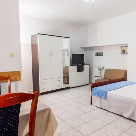 Omis Center Vila Luaran gambar
