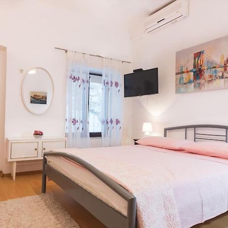 Omis Center Vila Luaran gambar