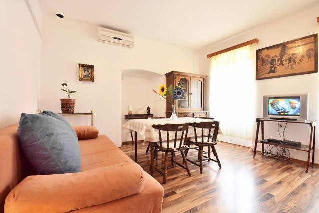 Omis Center Vila Luaran gambar