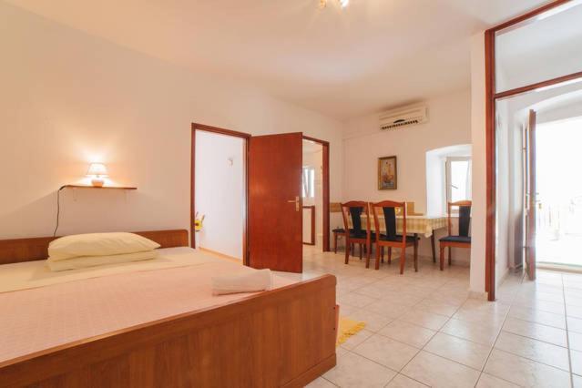 Omis Center Vila Luaran gambar