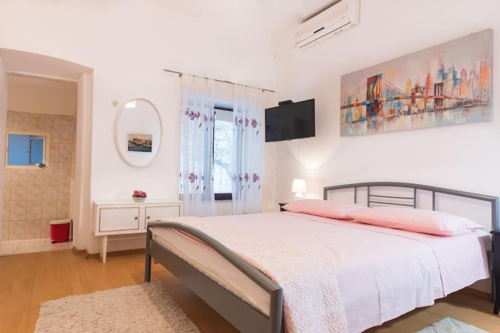 Omis Center Vila Luaran gambar