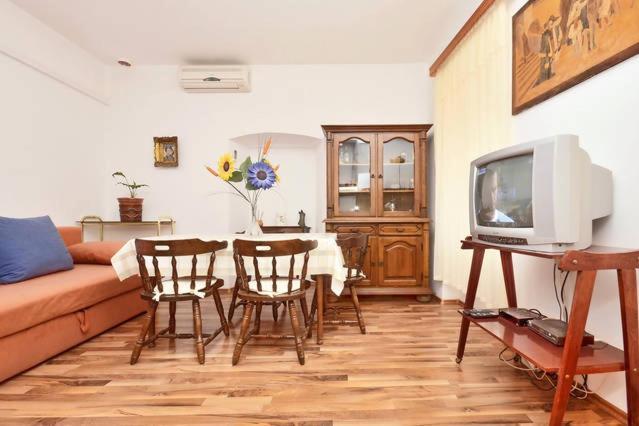 Omis Center Vila Luaran gambar